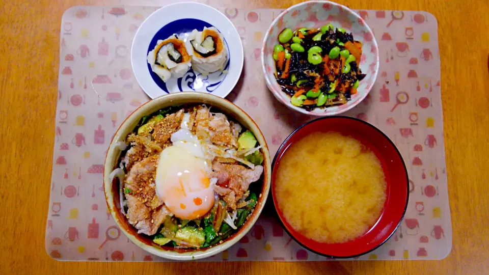 ８月３１日　豚肉とアボカドの温玉丼　枝豆とにんじん、ひじきの和え物　ちくわの海苔チーズ巻き　お味噌汁|いもこ。さん