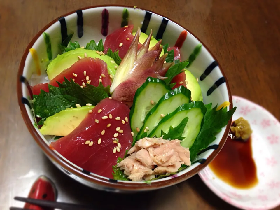 Snapdishの料理写真:まぐろ丼にツナもご一緒させてみたぁー 自家製のミョウガピクルスも添えて…|たんぽぽさん