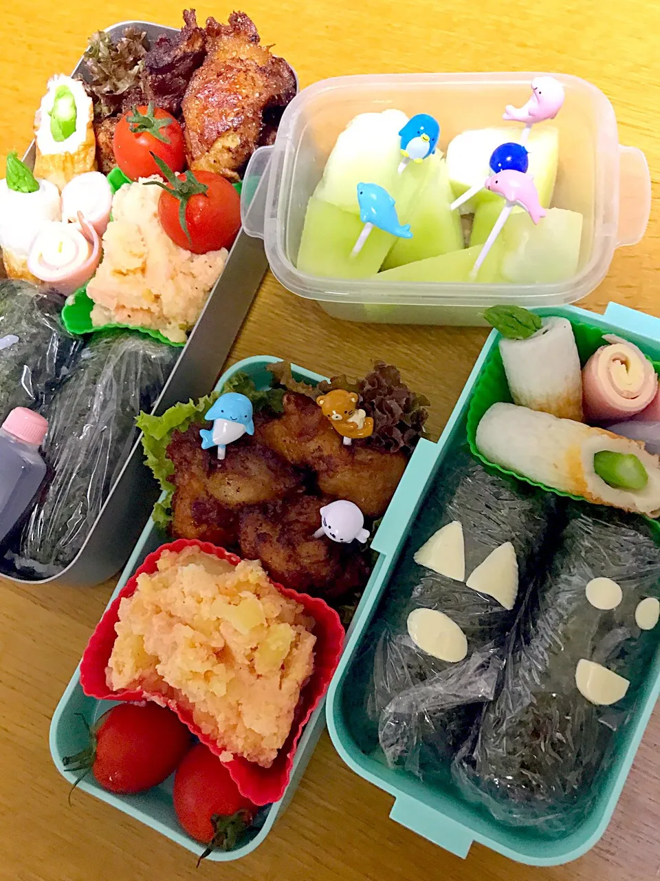 とりからとタラモサラダとカッパ巻き弁当。パパ仕事弁当、娘遠足弁当。|めぐりんさん