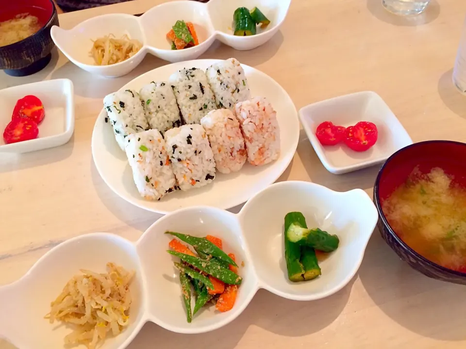 今日の朝食だよぉ〜2017/09/13
三色オニギリ(残れば、お弁当）
#タマネギとインゲン味噌汁 #トマト蜂蜜酢漬け #インゲンと人参胡麻和え #ナムルもやし #胡瓜甘酢漬け|Booパパさん