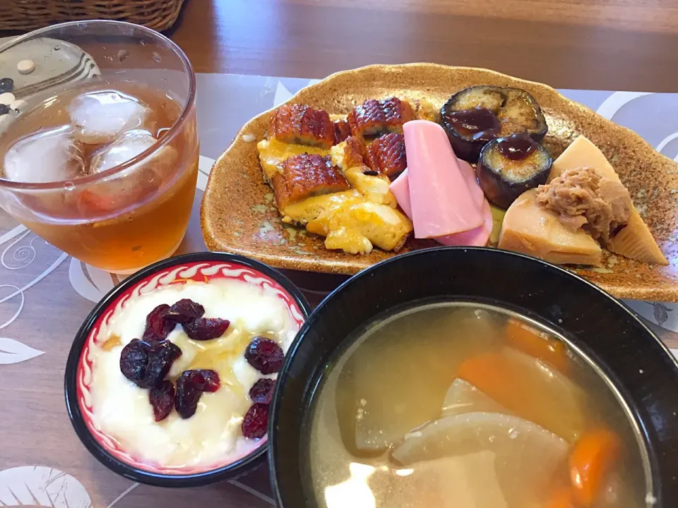 Snapdishの料理写真:朝ごはん、鰻の卵とじ、筍の旨煮、ナス甘味噌、ハム、豚汁、バナナクランベリーヨーグルト|かよちゃんさん