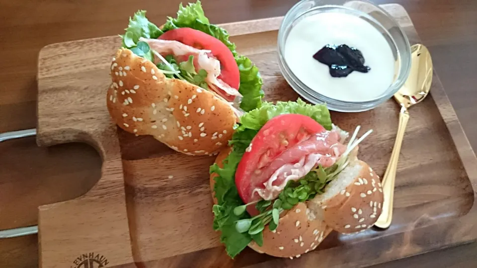 朝ご飯🍞生ハムクリチーサンドオニオンドレッシング、ブルーベリーヨーグルト|アンジェさん