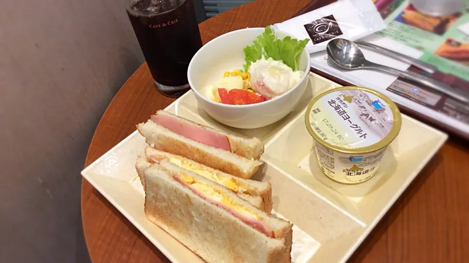 Snapdishの料理写真:なんか機内食みたいだわ😂
モーニング☕️🍞|アライさんさん