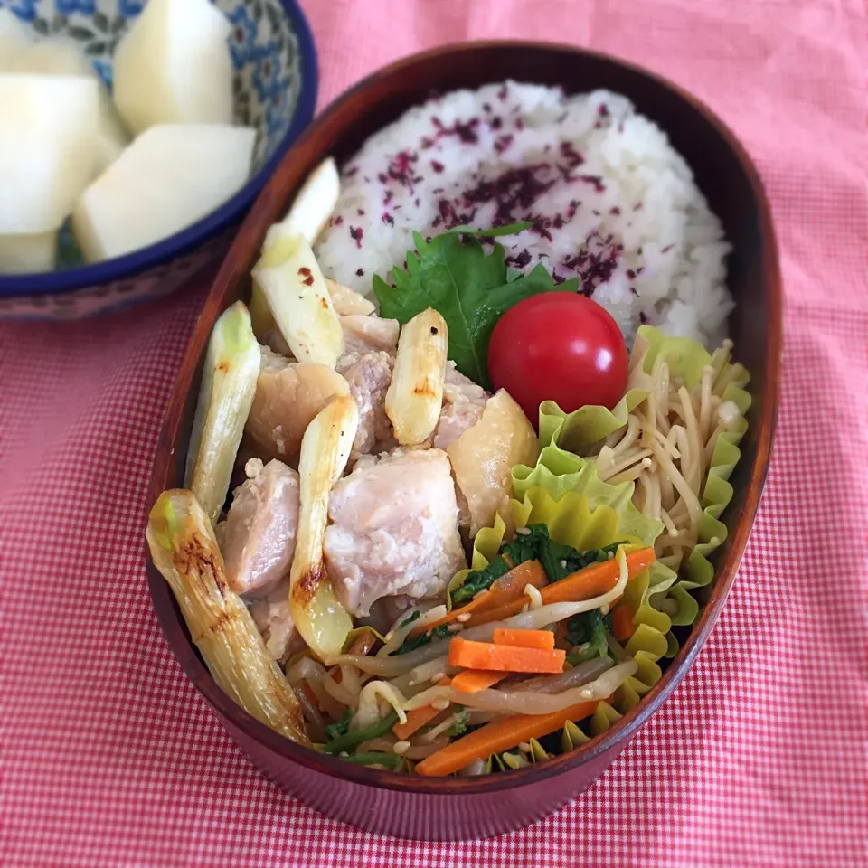 鳥もも肉とネギの塩麹焼き
えのきのしょう油バター炒め
三色ナムル
ミニトマト
ご飯&ゆかり🍚
梨|ききさん