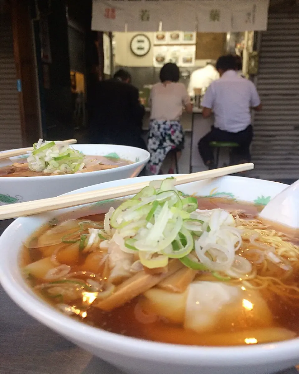 Snapdishの料理写真:築地市場 中華そば 若葉 ワンタン麺|ガク魁‼︎男飯さん