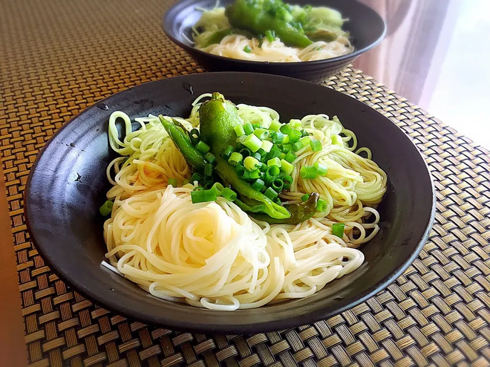 小豆島産 「島の光」と「オリーブ素麺」で２色素麺と甘長唐辛子の焼浸し|72roseさん