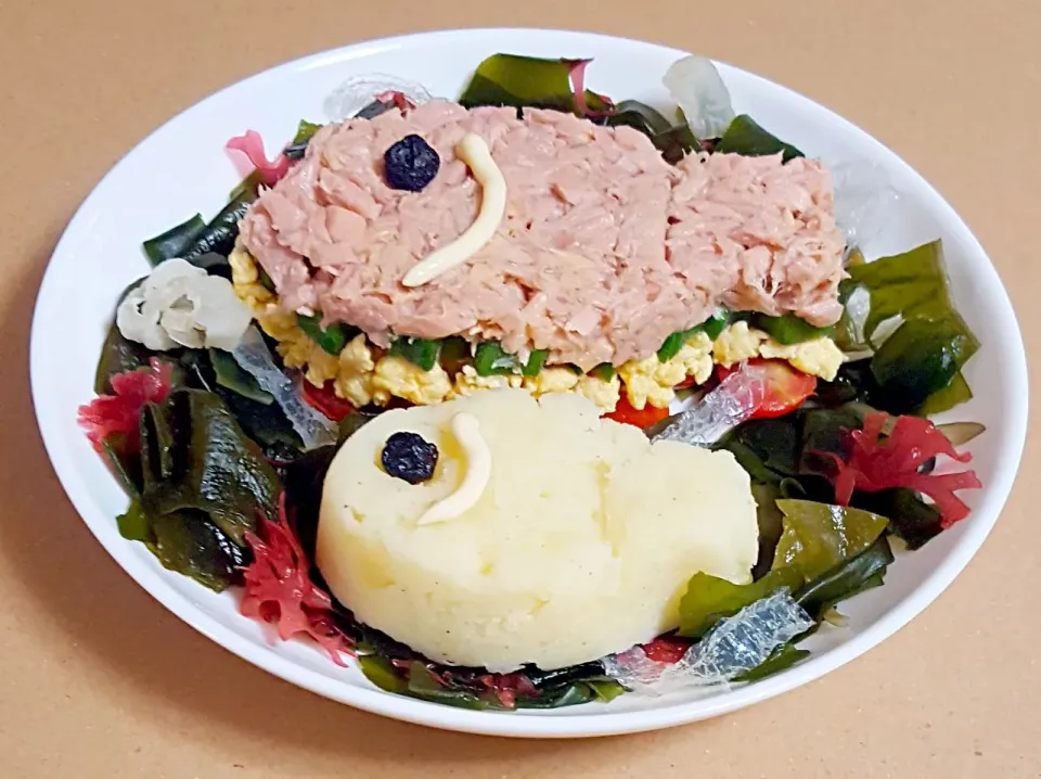 Snapdishの料理写真:マグロと海草のサラダケーキ仕立て|ナナさん