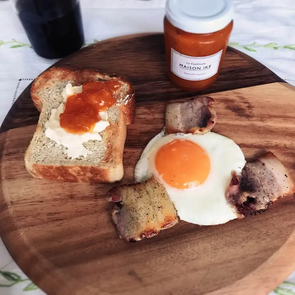 白とオレンジの日常の幸せ🍊
生ベーコン（ラウヘンシュペック）と目玉焼き、チップルソンさんの全粒粉湯種の山食パン🍞、MAISON IKEさんのアプリコットバニーユ|ちこさん