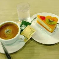 Snapdishの料理写真:Mandarin cake with hot coffee. ☕🍰|Punsharasさん