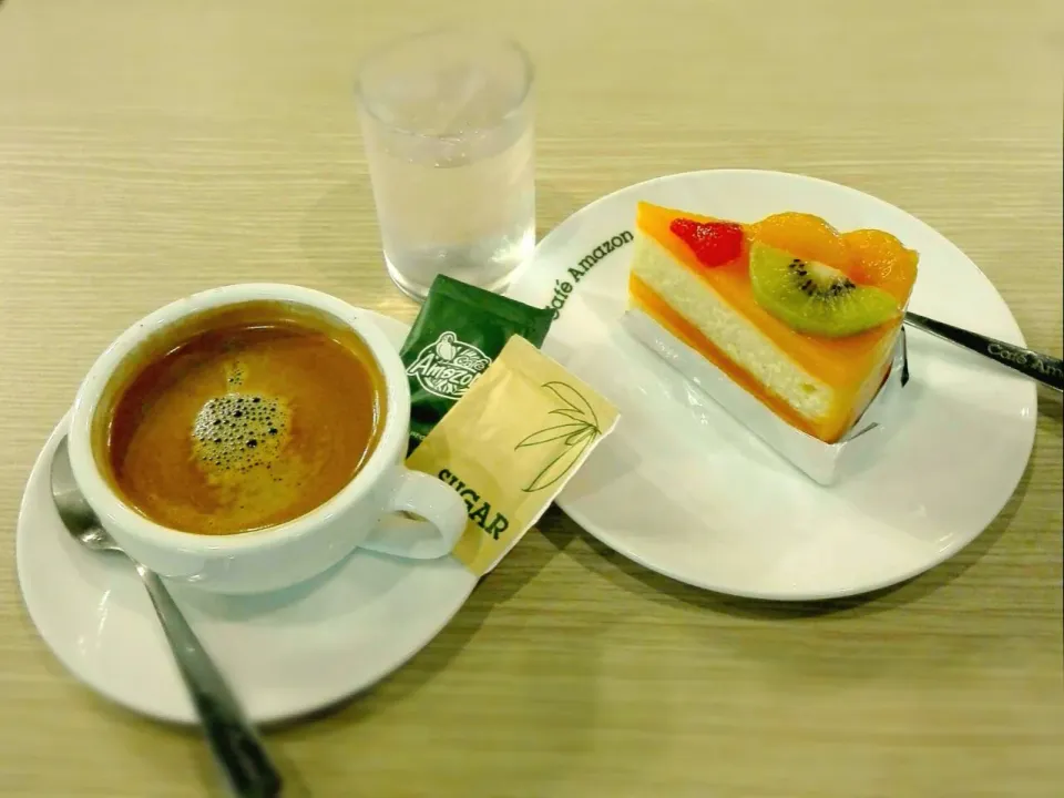 Mandarin cake with hot coffee. ☕🍰|Punsharasさん