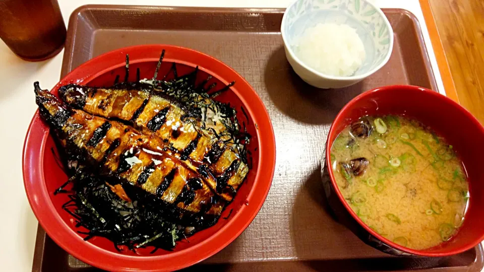 すきやのさんまの蒲焼き丼と期間限定のしじみ汁|らすくさん