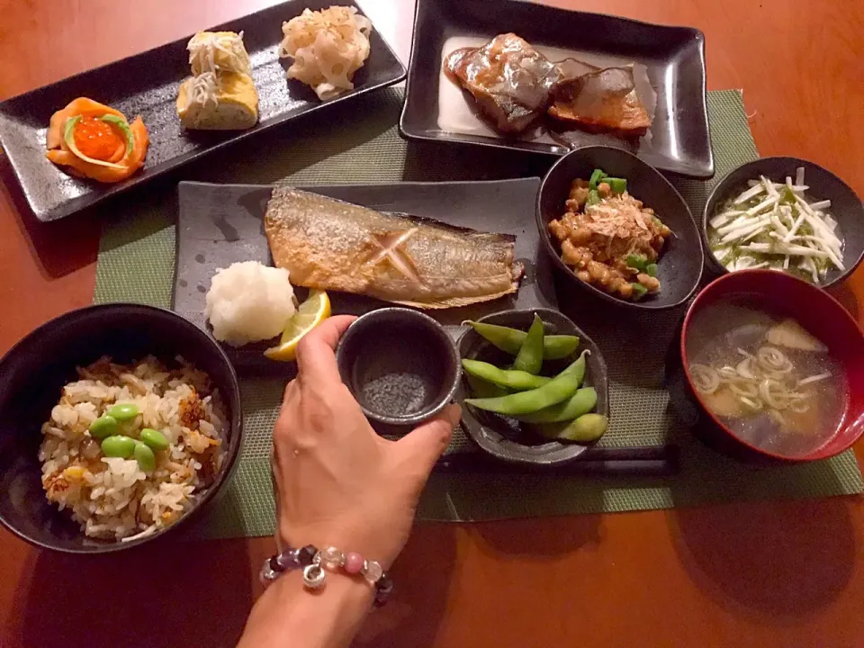 Today's Dinner🍴前菜･納豆･生ﾎｯｹの煮付け&塩焼き･鴨出汁きのこたっぷり炊き込みご飯･揚げ茄子のお味噌汁･長芋･ｵｸﾗ･めかぶ･納豆|🌈Ami🍻さん