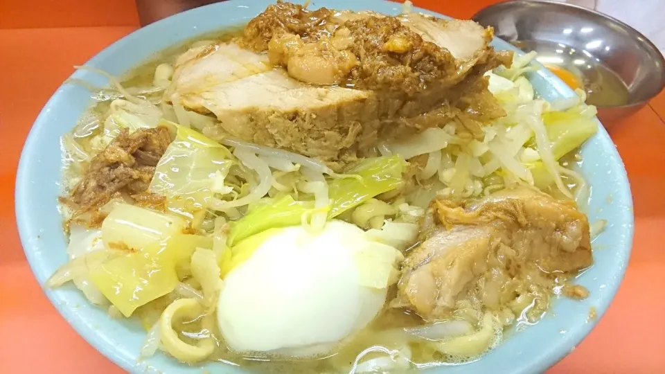 Snapdishの料理写真:ラーメン富士丸 神谷本店 の 富士丸ラーメン―麺少な目＋生玉子(麺少な目サービス)＋ニンニク＋アブラちょい(別皿) ＠志茂、王子神谷、赤羽17126|大脇さん