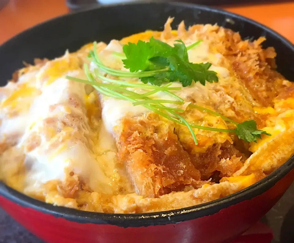 営業マンの昼ごはん☀️✨
厚切りロースかつ丼🐷|ぽんたさん