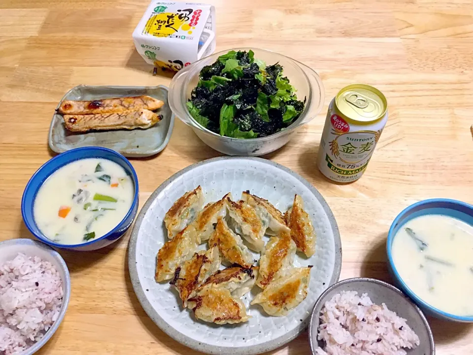 9/12晩御飯´◡`🎵 にらたっぷり餃子 豆乳スープ 鮭ハラス チョレギサラダ 雑穀米ご飯 ビール|さくたえさん