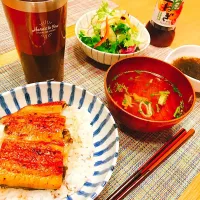 Snapdishの料理写真:#うなぎ丼 #うな丼 #うなぎ #肝吸い#サラダ|ともみさん