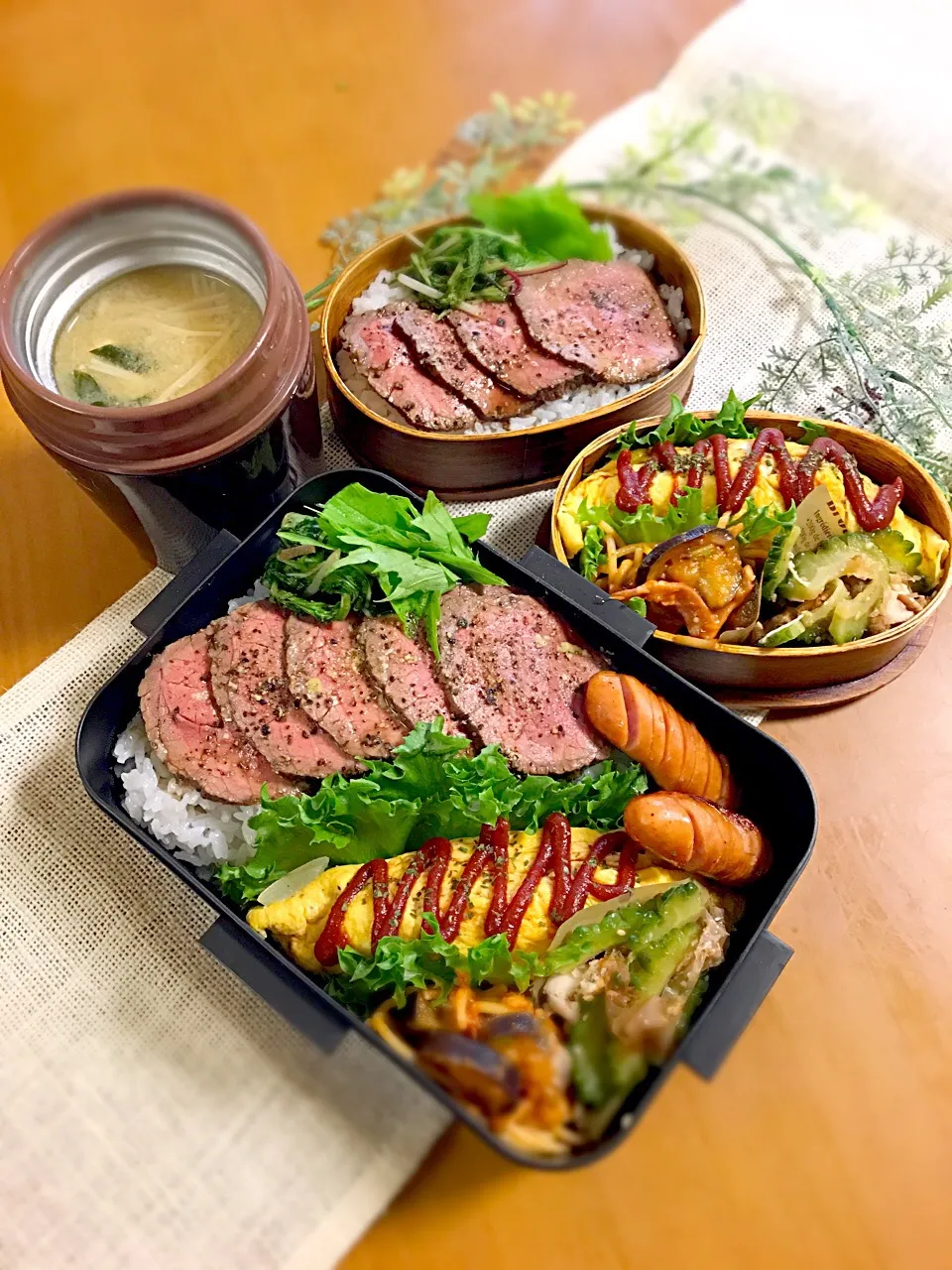 旦那ちゃん、ワタクシ弁当🎶
ローストビーフ丼
ナストマトパスタ
ウイン
ササミとゴーヤのかつぶし和え
オムレツ|BooBooさん