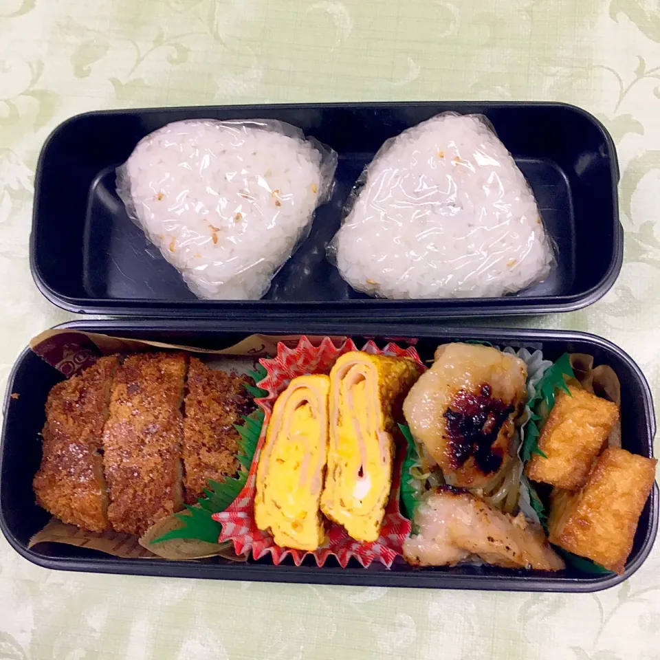 息子のお弁当 メンチカツ ハム巻き卵焼き 鳥の塩麹焼き カレーもやし 厚揚げ おにぎり|keitakumamaさん