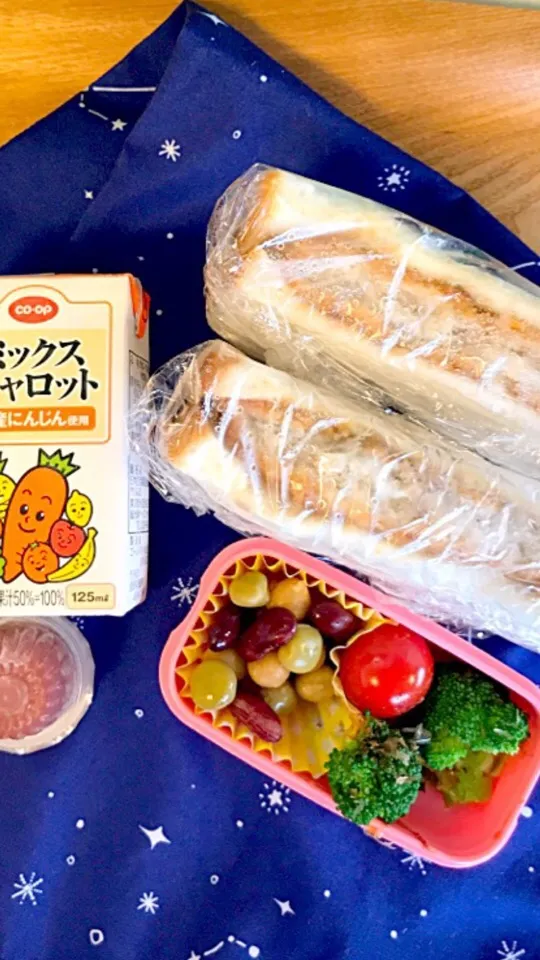 🐤JC1年弁当🐤 ◇フィッシュカツサンド ◇三色豆甘煮 ◇ブロッコリーおかか和え ◇冷凍ミックスキャロットジュース ◇フルーツゼリー|ぽぽママさん