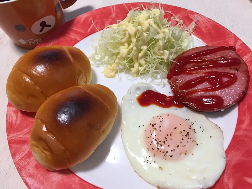 Snapdishの料理写真:朝☆
#あらびきソーセージステーキ
#ロールパン|Kojiさん