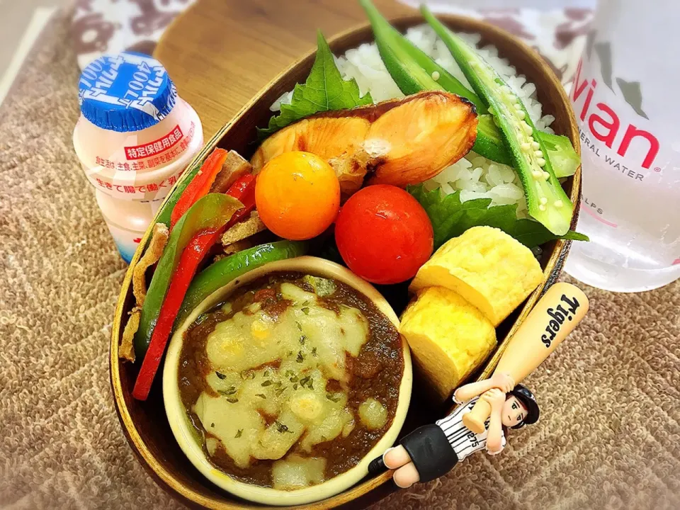 Snapdishの料理写真:夏野菜カレーがけズッキーニのチーズグラタン&焼き塩鮭&出汁巻き玉子&パプリカとピーマンの青椒肉絲風スタミナ炒め&オクラの柚子わさび漬け&プチトマト🍅のダーリンお弁当🍱

#弁当 #フチ子 #大阪旅行無事帰還#3日ぶりお弁当〜|桃実さん