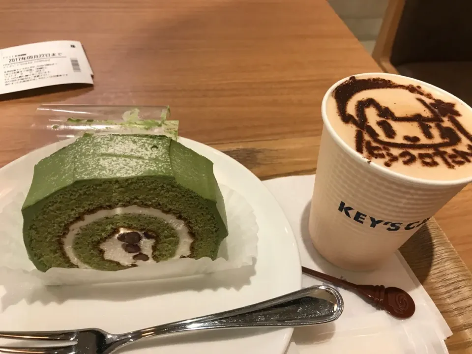 抹茶のロールケーキとビックロたんカフェラテ|手品先輩さん