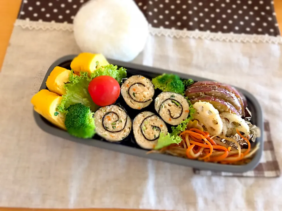 Snapdishの料理写真:chiaki3さんの鳥ひき肉のくるくる🐓🌀
卵焼き＋ねぎ🥚
さつまいも＋蓮根ハーブソテー🍠🌿
きんぴら🥕
🌳🍅🍙|あやこさん