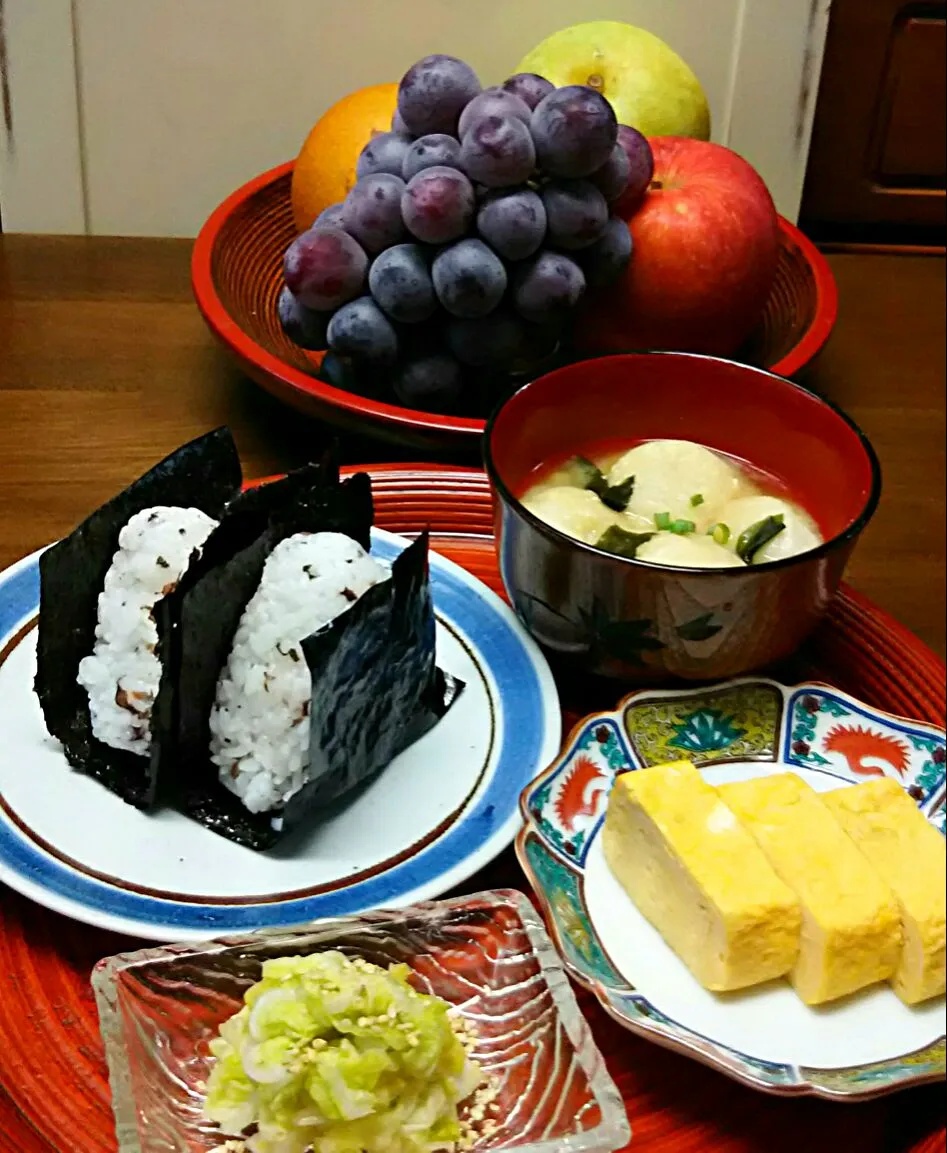 七味ちゃんの朝御飯🎵
梅紫蘇おにぎり🍙|あらいぐまのしっぽさん