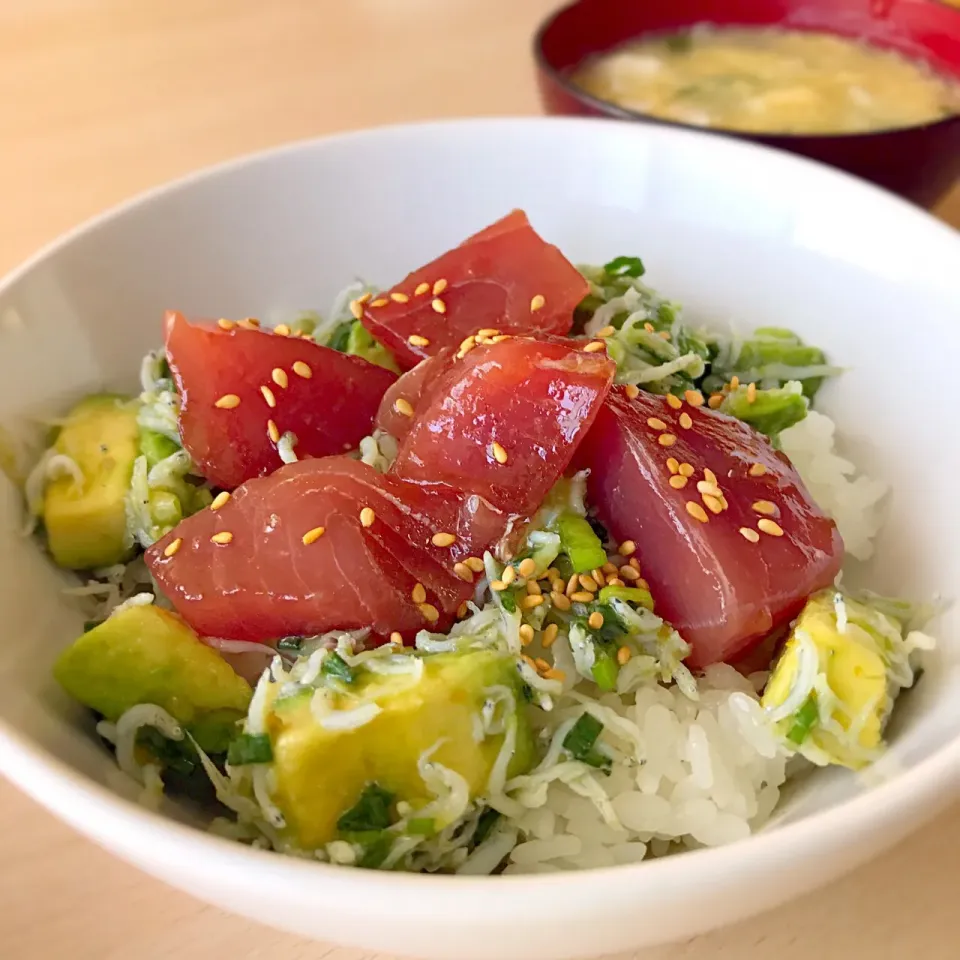 ともさんの料理 アボカドの薬味ぽん酢漬け♪柚子胡椒風味を丼で✨|SnapdishJPさん