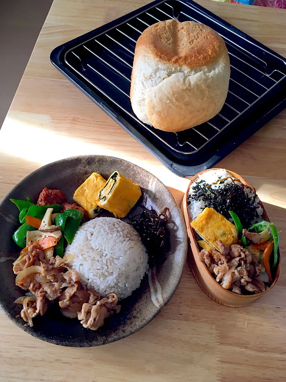 Snapdishの料理写真:今日の朝焼きミルク食パン🍞と自分お弁当、旦那さんお昼プレート´◡`|さくたえさん