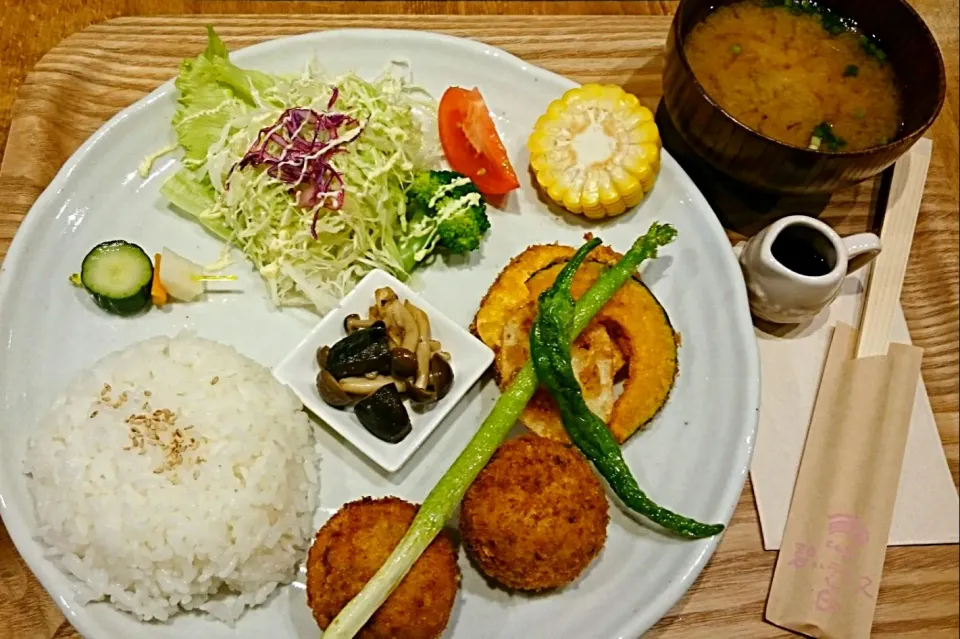 Snapdishの料理写真:お仕事ランチ( •ॢ◡-ॢ)-♡季節の野菜フライのプレートランチ@碧cafe|＊ゆうこ＊さん