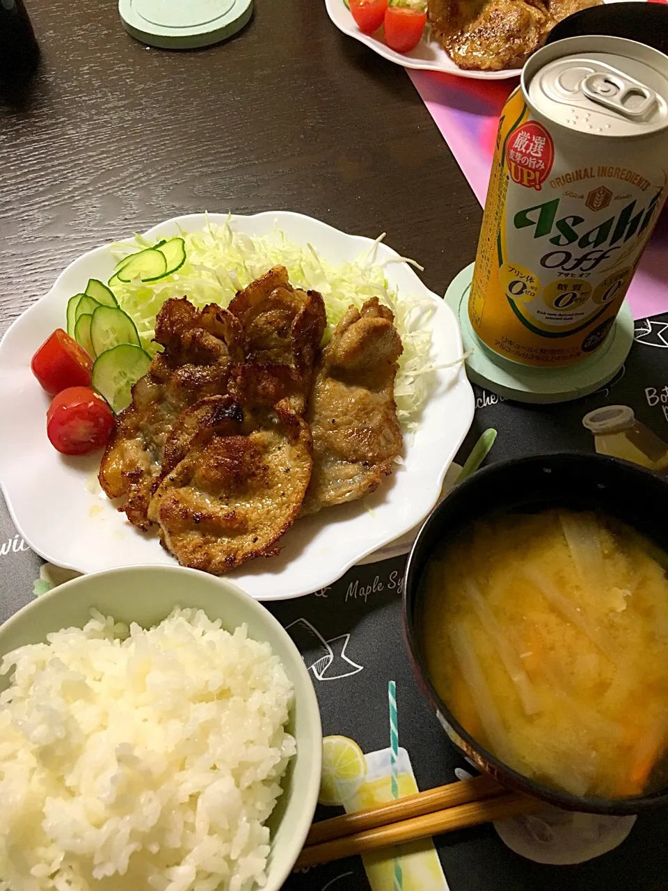 Snapdishの料理写真:豚肉生姜焼き、添え野菜、大根と人参の味噌汁(*^｡^*)|ライムさん