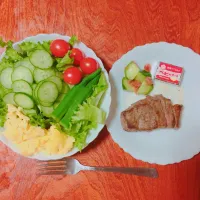 Snapdishの料理写真:#ステーキ #サラダ #ダイエット#夕飯|saaaさん