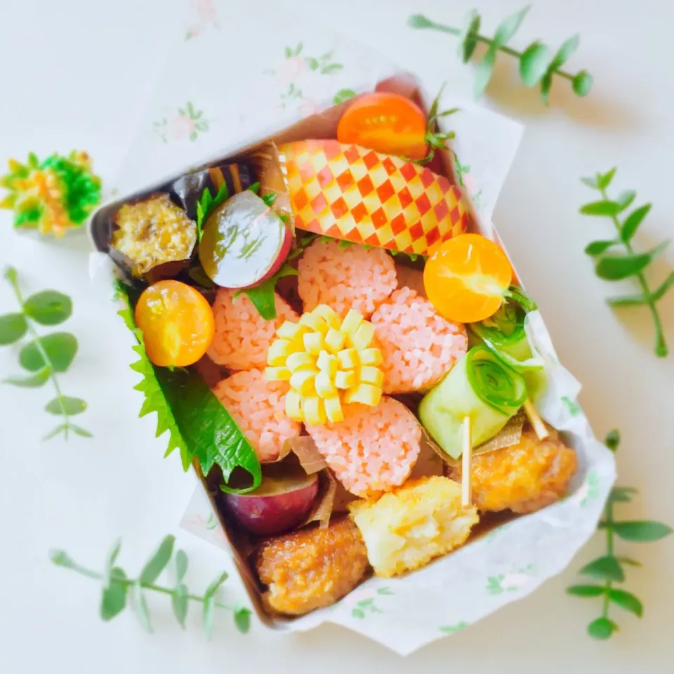 ムスメ弁当

🌸海苔巻かずのお花弁当🌸|usakoさん