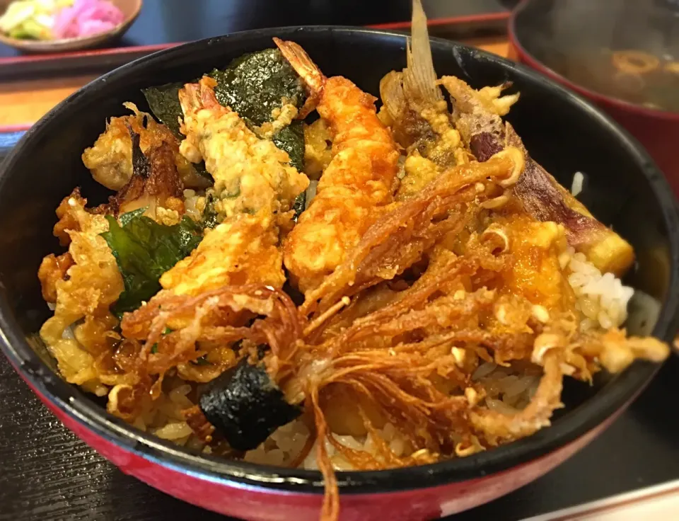 営業マンの昼ごはん☀️🍴
ミックス天丼🍤
（えび、魚、野菜）
赤出汁
1,050円とお得です٩( ᐛ )و|ぽんたさん