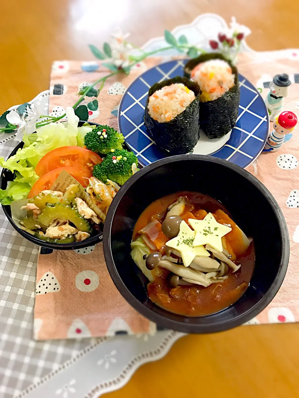 ワタクシ弁当🎶
白菜ロール
トウモロコシ鮭おにぎり
サラダ
キムもやし和え
ササミとゴーヤの梅肉和え|BooBooさん