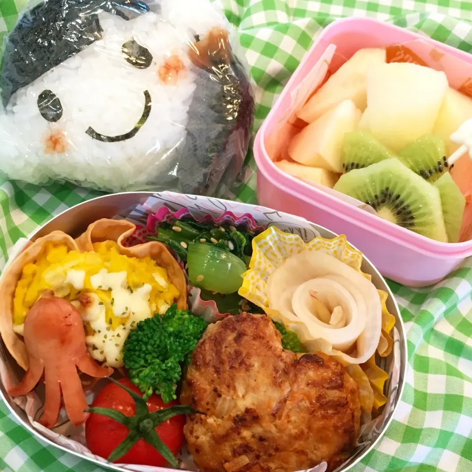 Snapdishの料理写真:今日は遠足弁当♡♡♡  ＊おにぎり ＊鶏・豚・野菜のハンバーグ ＊カボチャと嶽きみのグラタン ＊大根の甘酢漬け ＊チンゲン菜のごま和え ＊タコさんウインナー ＊プチぷよ ＊ブロッコリー ＊洋梨&キウイ  #古川家ごはん #古川家 #料理研究一家 #手作り #青森県産 #bento #弁当|料理研究一家「古川家」さん