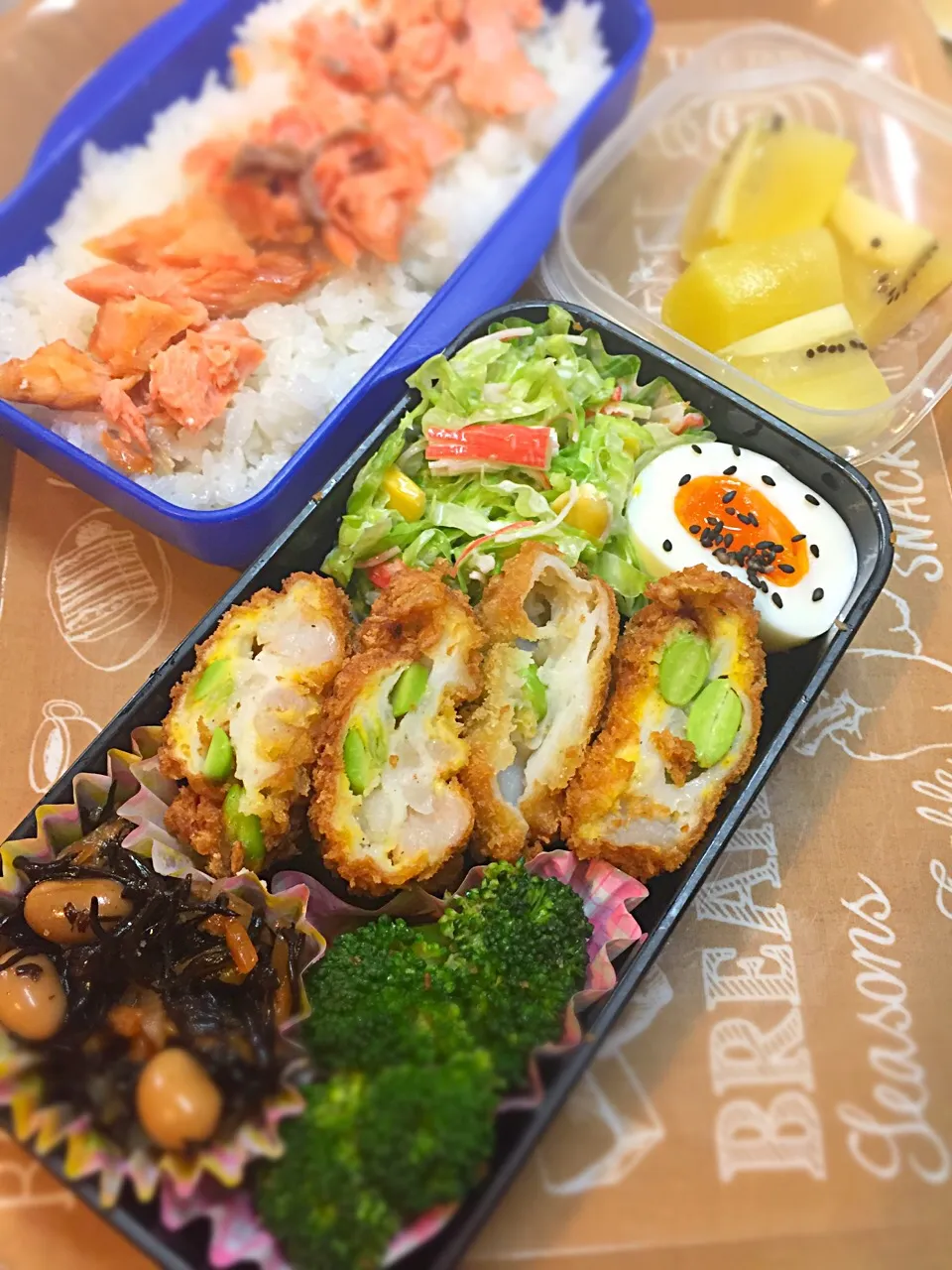 Snapdishの料理写真:マダム とんちんさんの料理 今日の二人のお弁当ははんぺんで海老カツ^_^弁当☆9/15|yu-co☆さん