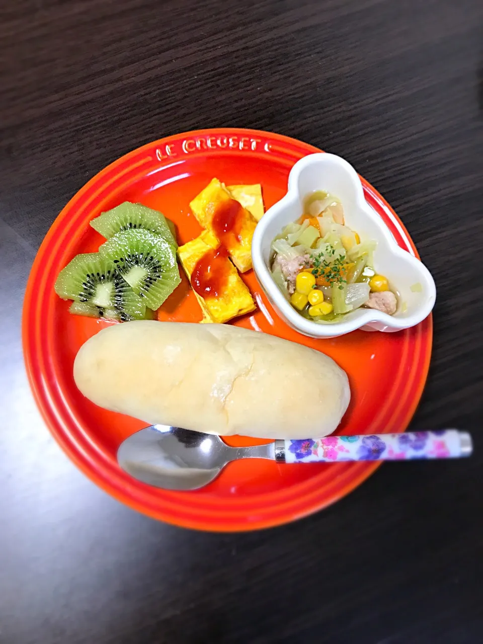 Snapdishの料理写真:9/15❁息子離乳食 朝ごはん☀️
米粉のロールパン🥖
コンソメ野菜スープ
チーズ卵焼き
グリーンキュウイ🥝|つんさん