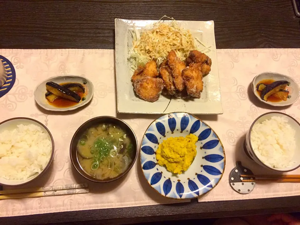 いつの日かの夜ご飯
#唐揚げ#かぼちゃの煮物リメイクサラダ#お味噌汁#揚げなす|かなさん