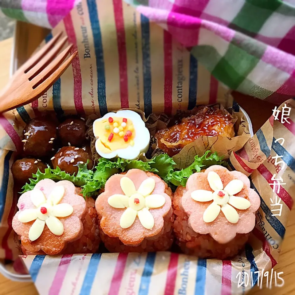 Snapdishの料理写真:娘の弁当は手毬オムライスで
華金弁当🌸|さえちゃんさん