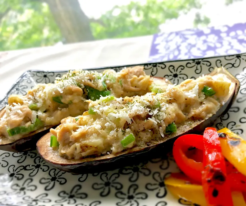 Snapdishの料理写真:昼ごはん  茄子のネギツナチーズ焼き🍆と、焼きパプリカのマリネ|砂雪さん