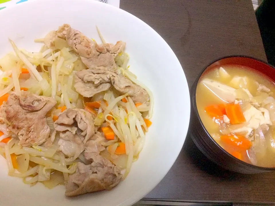 Snapdishの料理写真:#野菜炒め #味噌汁 
#卵かけ納豆ごはんで頂きます|sanさん