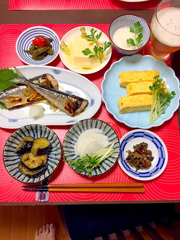 秋刀魚の塩焼き。だし巻き卵焼き。なすのシソ味噌味。べったら風漬物。キュウリの煮物。ししとうのきんぴら。|りょうさん