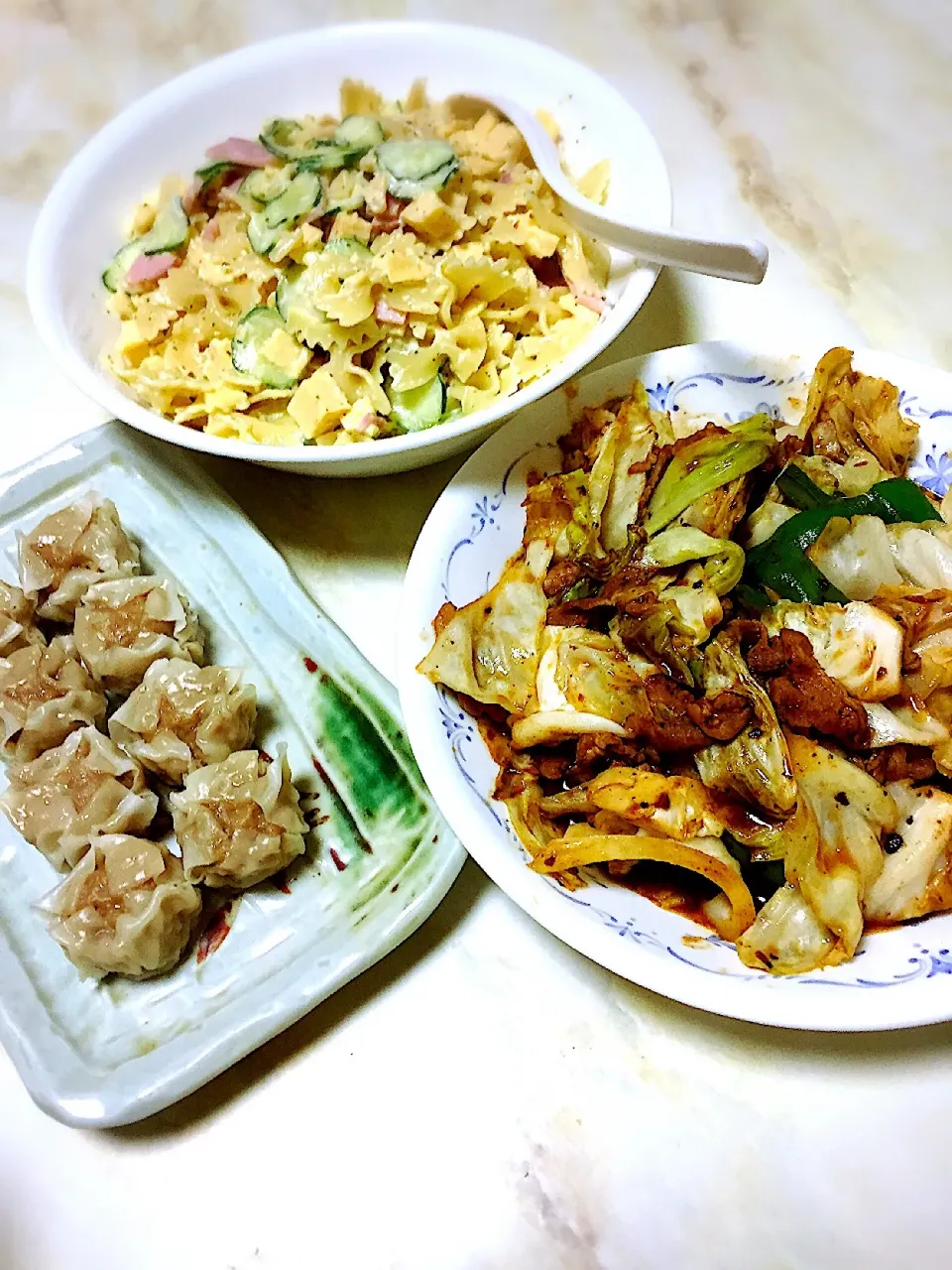 今日の夕飯は…😋
回鍋肉とマカロニサラダと焼売☝️|えみさん