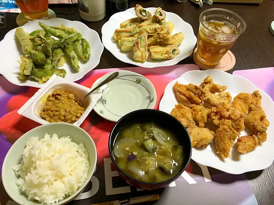 Snapdishの料理写真:鷄唐揚げ、シシトウ天ぷら、竹輪の大葉チーズ天ぷら、納豆、味噌汁(玉ねぎ、ナス、油揚げ)(*^｡^*)|ライムさん