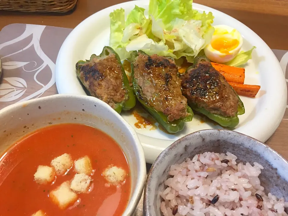 晩御飯
肉詰めピーマン、半熟玉子、人参レモンソテー、レタス、十穀米、トマトスープ|かよちゃんさん