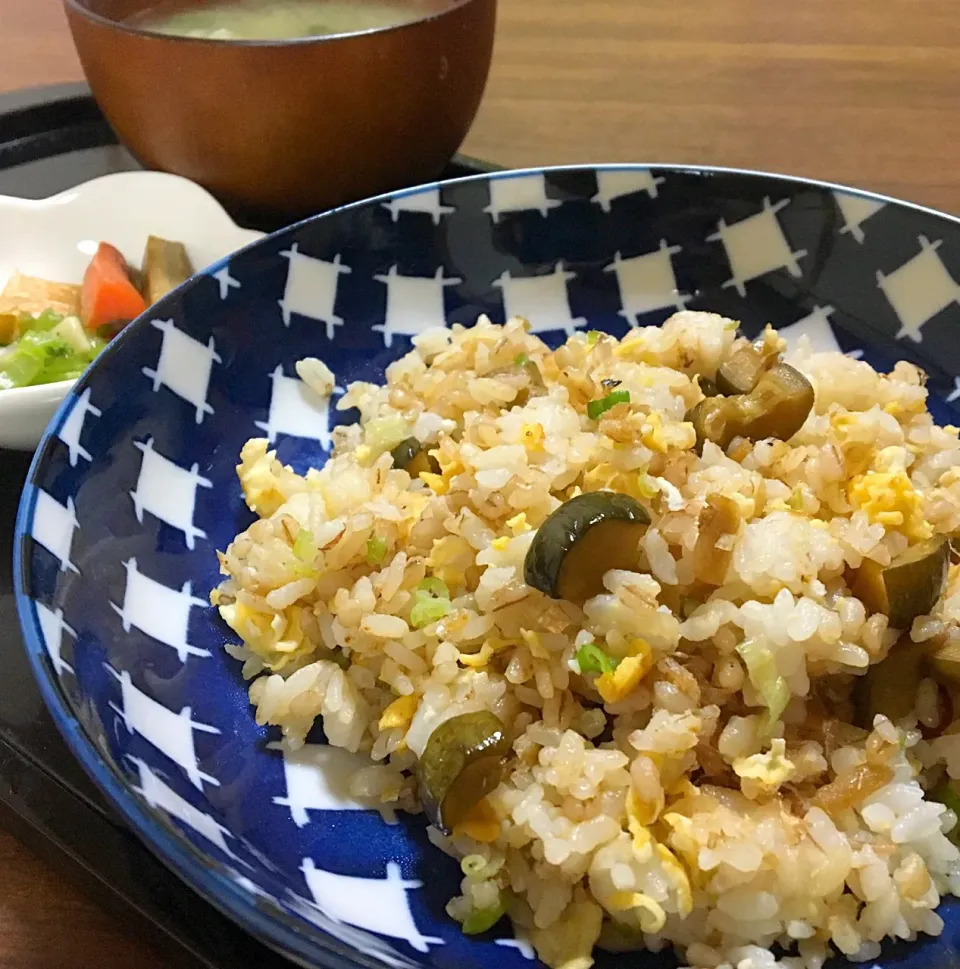 Snapdishの料理写真:晩ごはん🎑
キューちゃん🥒炒飯
オクラとわかめの味噌汁
大根葉の浅漬 
大根の皮のピリ辛漬け
きんぴらごぼう|ぽんたさん