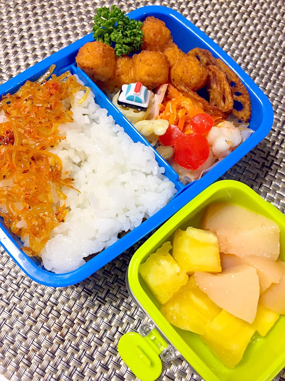 金曜のお弁当
2学期手抜きっぽい。💦
唐揚げ、蓮根チップス、海老としめじ・卵の塩炒め、人参シリシリ、マカロニサラダにちりめんご飯。
デザートは、桃のコンポートとパイナップル。
#幼稚園お弁当|usa_ringさん