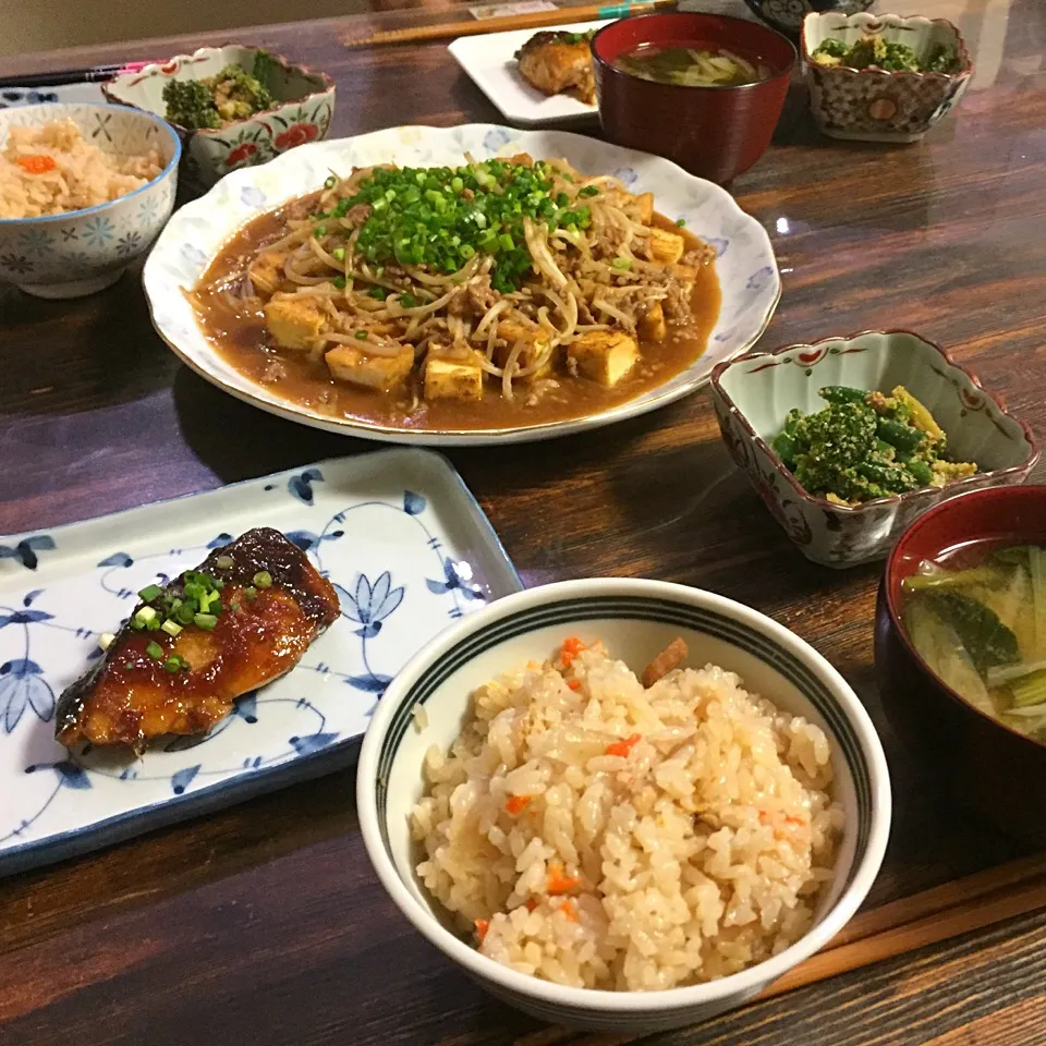 ある日の夕飯🎶
ブリの照り焼き、いんげんの胡麻和え、鶏炊き込みご飯、挽肉ともやしのトロトロあんかけ厚揚げ、小松菜の味噌汁|いしくん。（たまご王子🥚🐣🐥🐔）さん